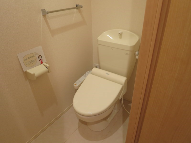 トイレ　温水洗浄便座。