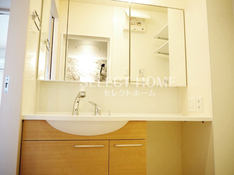 洗面設備　独立洗面台、朝の身支度には欠かせません