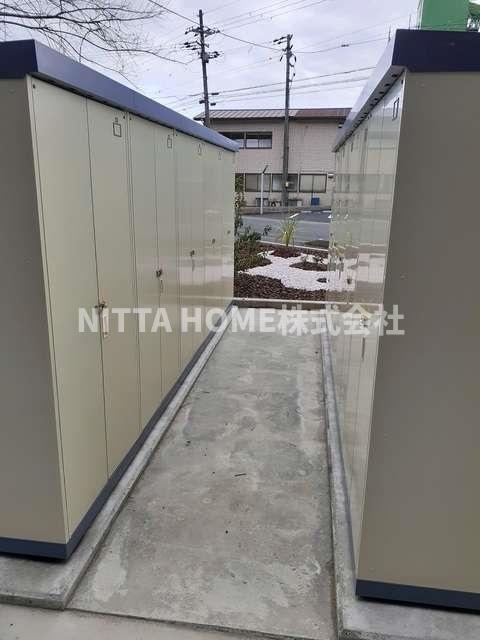 駐車場　外部物置がついていて便利です(*^^*)