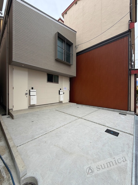 駐車場　敷地内駐車場　１台無料でご利用可能