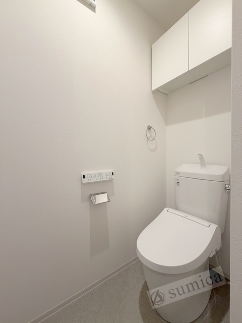 トイレ　人気アイテムの温水洗浄便座。清潔感のあるトイレです。