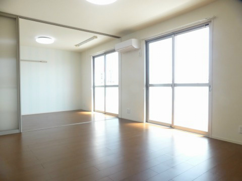 居室・リビング　同物件別部屋