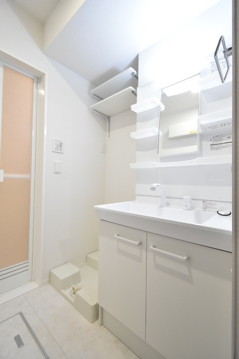 洗面設備　収納棚付きの独立洗面化粧台、高さが変えれる収納棚付きの洗濯機