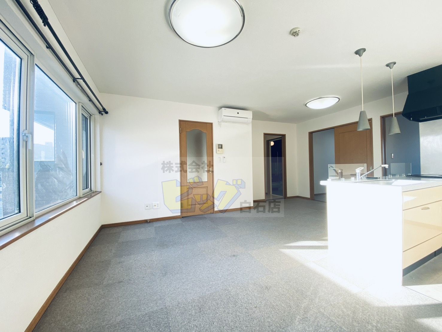 居室・リビング　１３帖を超える広さのリビングです♪