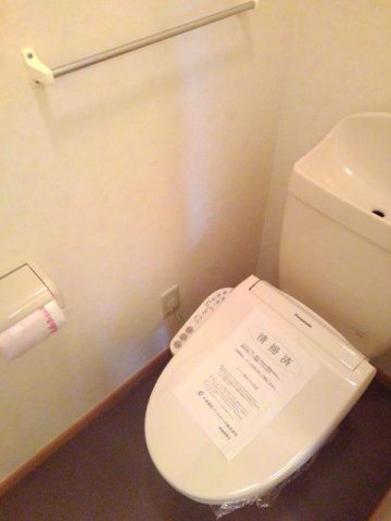 トイレ　落ち着いた色調のトイレです