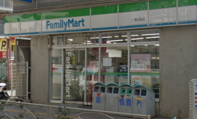 コンビニ　ファミリーマート 明大前店（コンビニ）まで383m