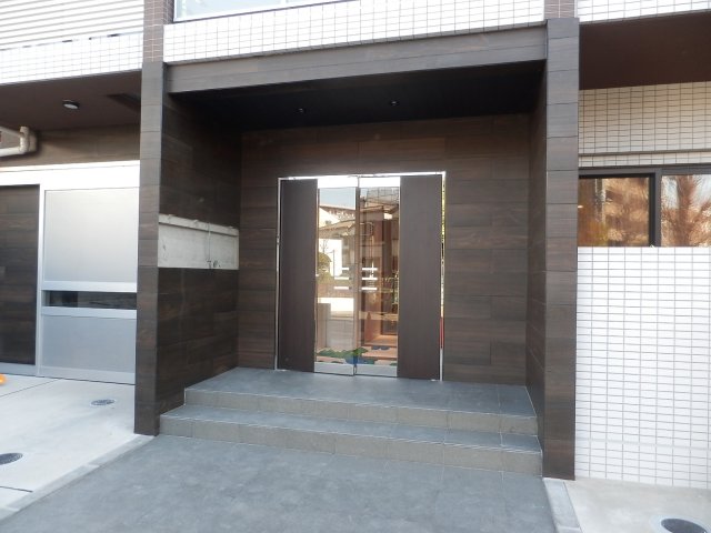 エントランス　落ち着いたエントランスです