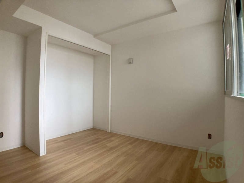 その他部屋・スペース　寝室はこちらです。光が差し込む、温かみのあるお部屋です。