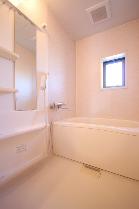 バス・シャワールーム　追い炊き付き浴室です！　小窓があり換気に最適です。