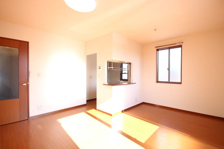 居室・リビング　南向きLDK１１，７帖です！　日当たり良好です。