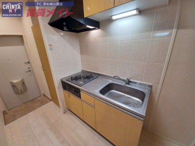 キッチン　同物件別室反転タイプ画像