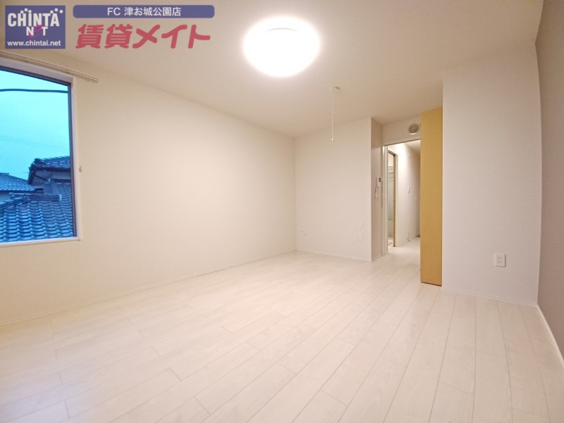 居室・リビング　同物件別室反転タイプ画像