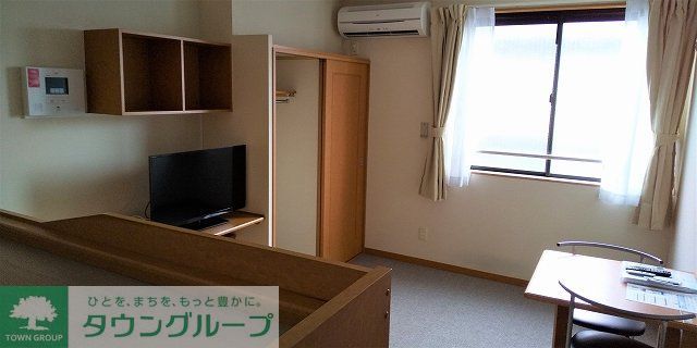 居室・リビング　２階の居室はカーペット仕様家具家電付