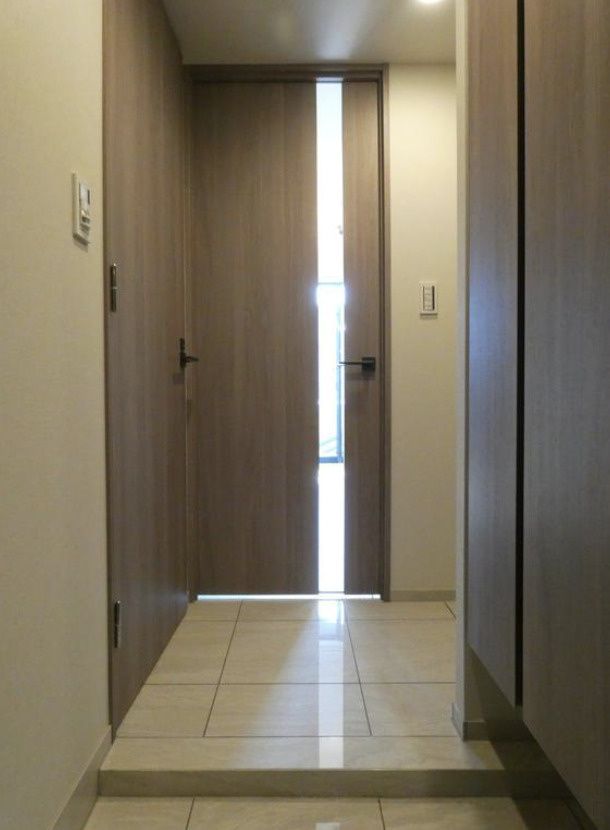 玄関　写真は同タイプ住居です。