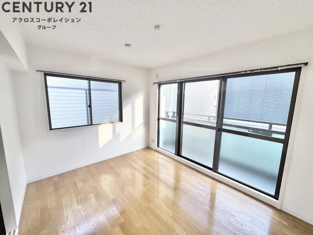 居室・リビング　床が明るい色合いで綺麗です♪