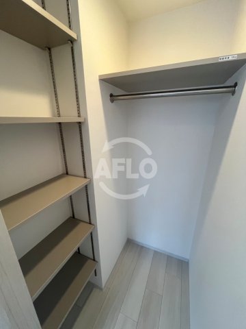 収納　コンフォリア・リヴ北浜淡路町　ウォークインクローゼット