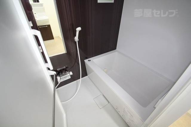 バス・シャワールーム　鏡付きの壁紙お洒落なお風呂場です。