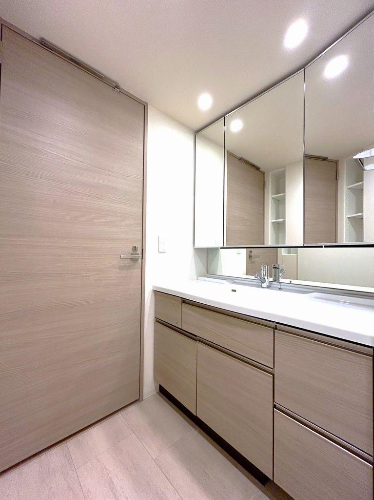 洗面設備　３面鏡収納タイプ洗面化粧台