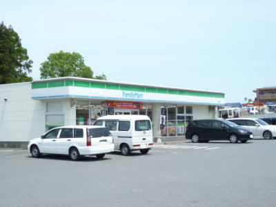 コンビニ　ファミリーマート（コンビニ）まで800m