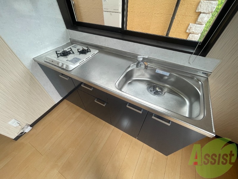 キッチン　２口ガスコンロも設置されていて、調理スペースも広いですね。