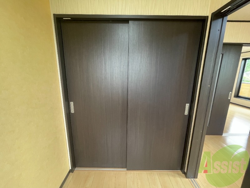 収納　洋室にある収納スペースは十分な広さがあると思います。