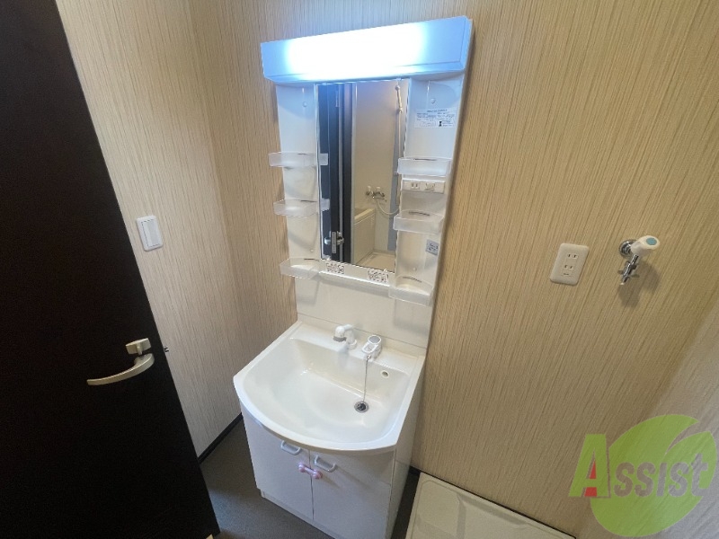 洗面設備　洗面化粧台も独立しており、洗面台の棚も利便性がありますね