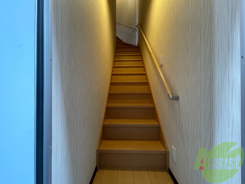 玄関　照明も有り、玄関から各居室までスムーズに行けそうですね。