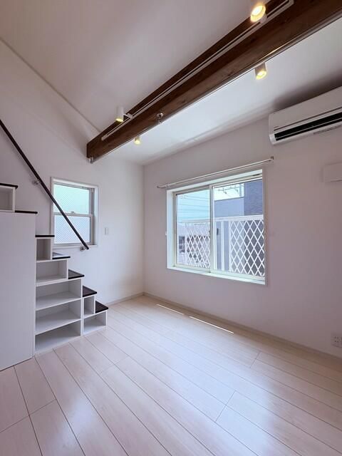 居室・リビング　２面採光なので、明るく風通しのよい過ごしやすいお部屋です♪