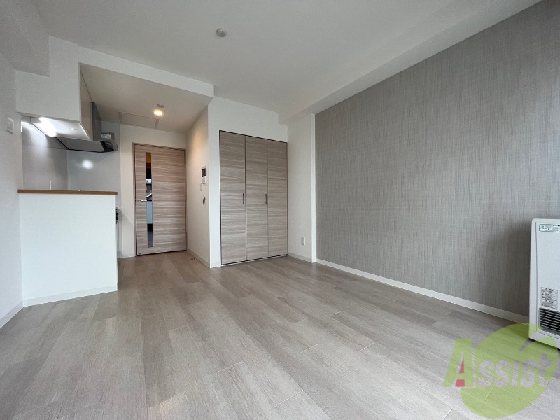 居室・リビング　フローリングや壁の色がお洒落な印象のリビングです。