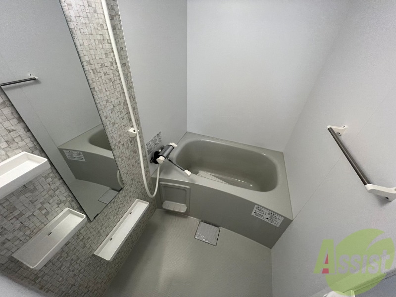 バス・シャワールーム　広々したお風呂で快適にくつろげそうです。