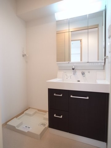 洗面設備　ゆったりとスペースのある洗面所