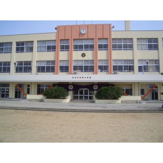 小学校　氷見市立窪小学校（小学校）まで558m