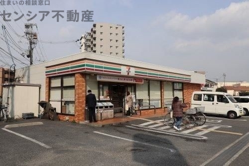 コンビニ　セブンイレブン大阪鶴見緑地店（コンビニ）まで242m