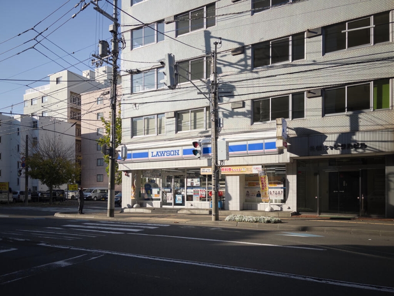 コンビニ　ローソン札幌南3条西店（コンビニ）まで246m