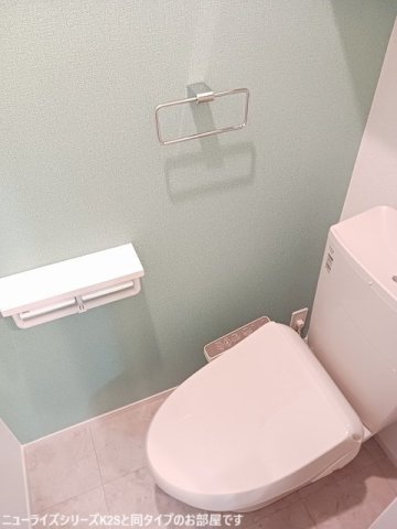 トイレ　落ち着いた色調のトイレです