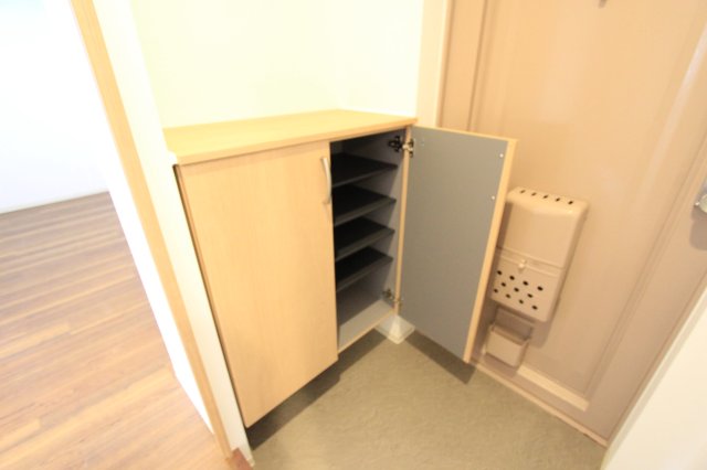 玄関　便利な収納スペースです