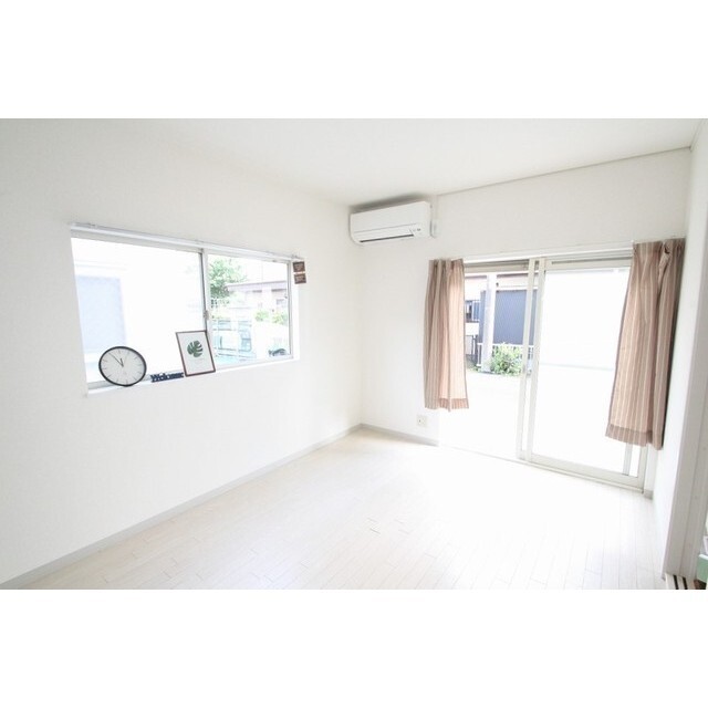 居室・リビング　角部屋２面採光（モデルルーム）