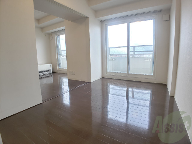 その他部屋・スペース　寝室はこちらです。光が差し込む、温かみのあるお部屋です。