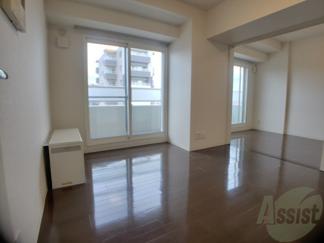 居室・リビング　リビングです。窓が大きくて明るいですね！