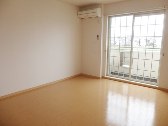 居室・リビング　エアコン付き12.2帖の広めの洋室です♪