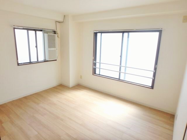 その他部屋・スペース　落ち着いた色調の寝室です