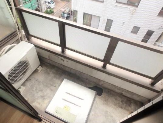 バルコニー　暖かな日差しのふりそそぐバルコニー