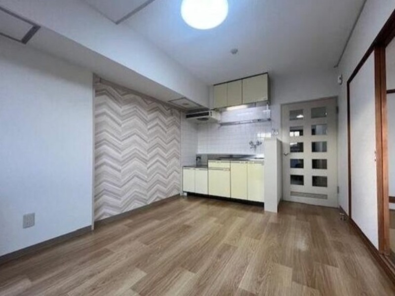 居室・リビング　内装中につき同タイプ別号室の画像です。