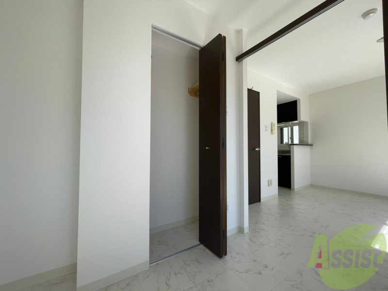 収納　こちらの収納にはハンガーをかけて服もしまえますね。