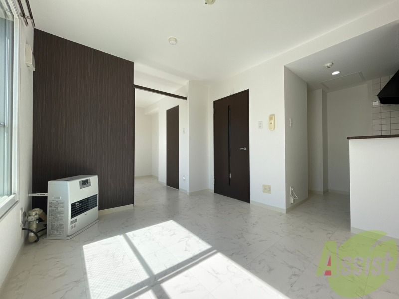 居室・リビング　フローリングや壁の色がお洒落な印象のリビングです。