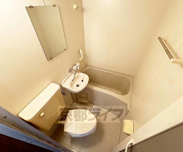 バス・シャワールーム　タオル掛け有りです。