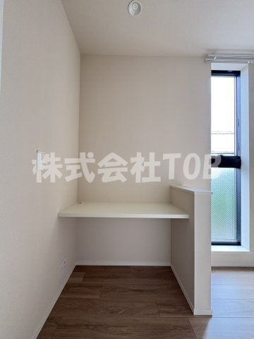 その他　2F　洋室5.1帖　デスク