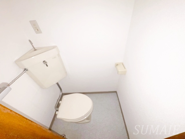 トイレ　落ち着いた色調のトイレです