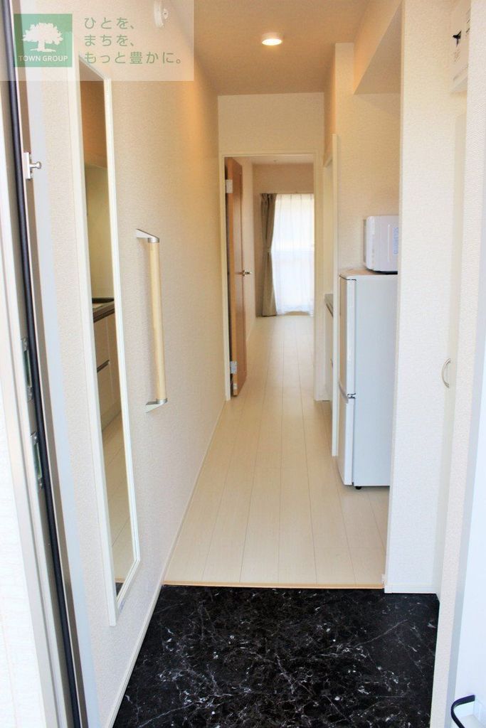 玄関　姿見、玄関手すり付