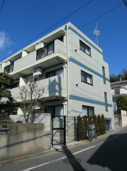 建物外観　日当たり良好な南西向きのマンションです。